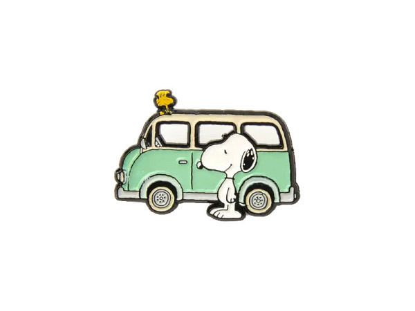 Pin Magpie Peanuts Anstecker Snoopy mit Camper
