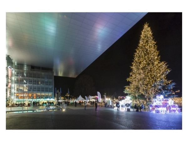 Weihnachtskarte Luzern KKL Winterzauber mit Weihnachtsbaum