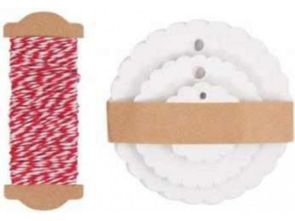 Anhängeetiketten PaperPoetry Rosette weiss, 30Stk. In den Durchmessern 3cm, 5cm und 7cm. Mit 6m rot-