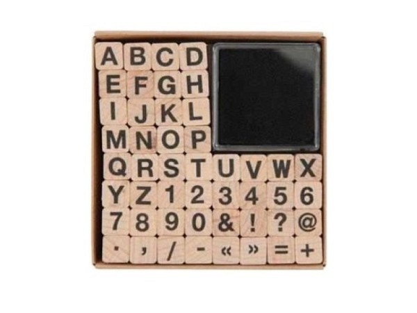 Stempel PaperPoetry Set Alphabet und Zahlen I, normale Schrift, mit 48 Holzstempeln im Format 1x1cm