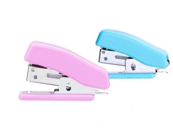 Heftapparat Deli Mini 0353 hellblau oder rosa