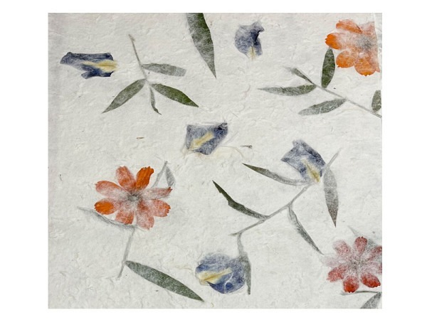 Naturpapier Olino Maulbeerpapier mit oranger/blauer Blumenmischung, 55x80cm, 160g/qm, Einzelbogen